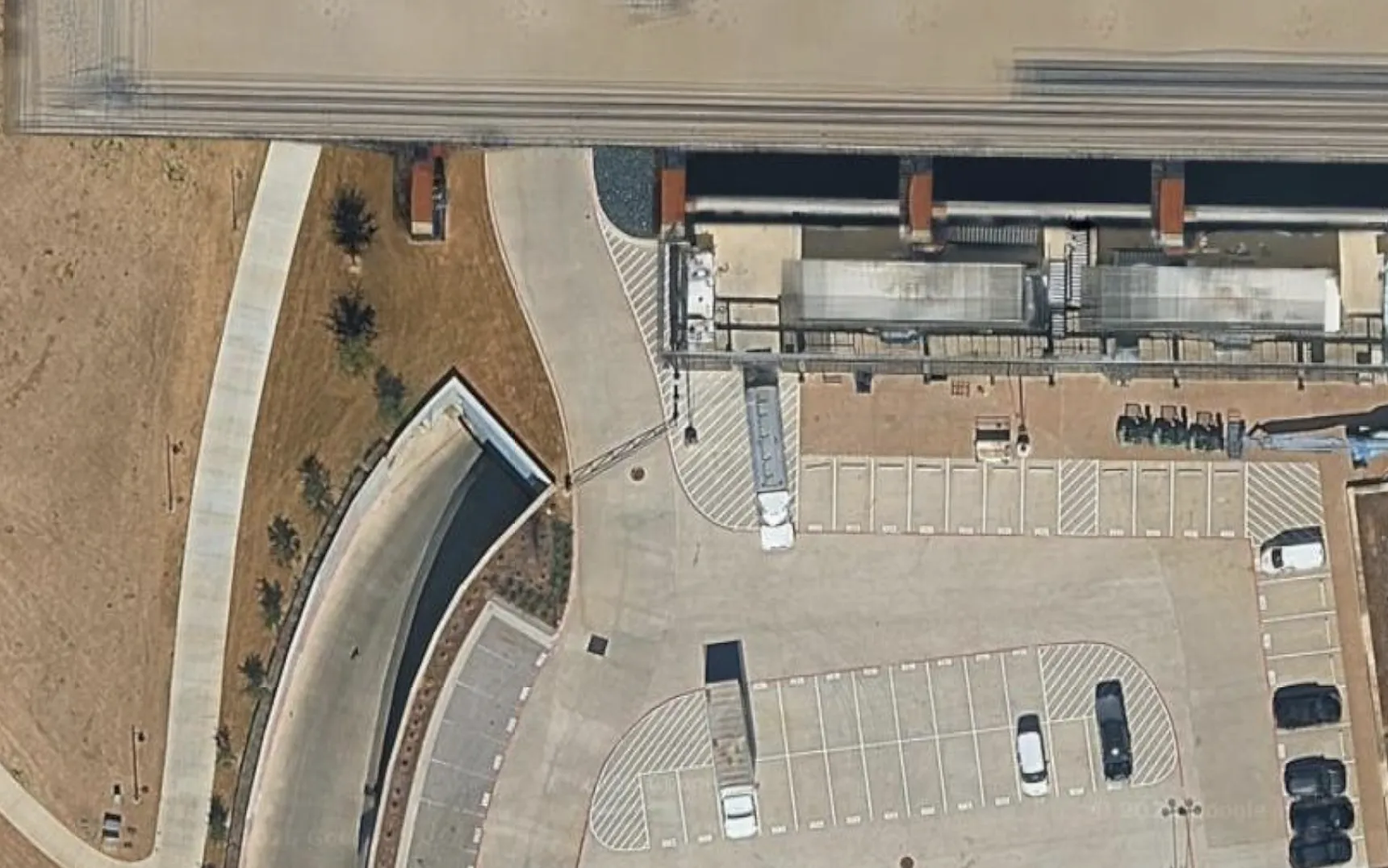 Globe Life Field Lot A北側のゲート付近の衛星画像