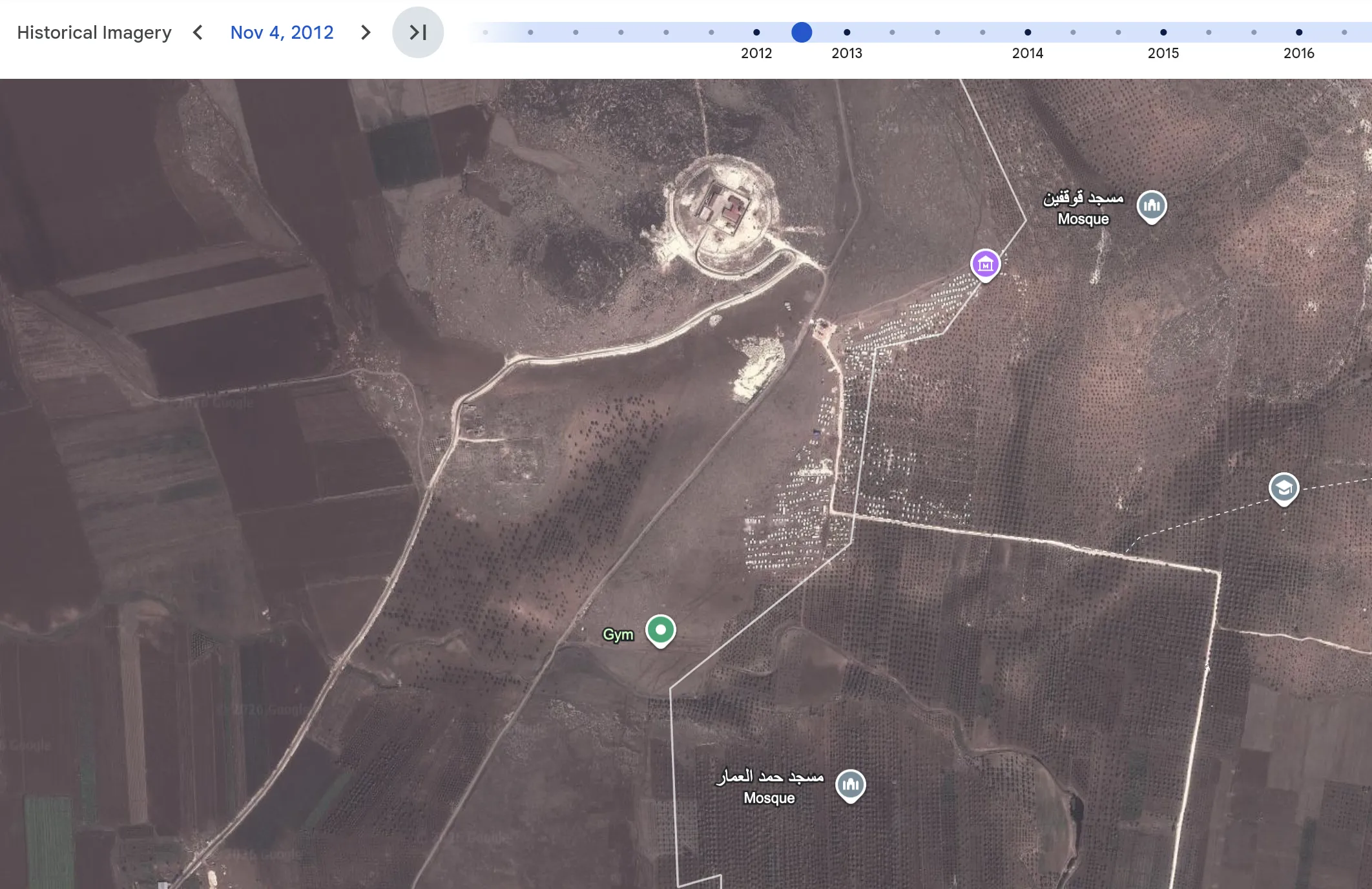 2012年11月4日のAtmeh付近にテントのような白い構造物が写るGoogle Earthの画像
